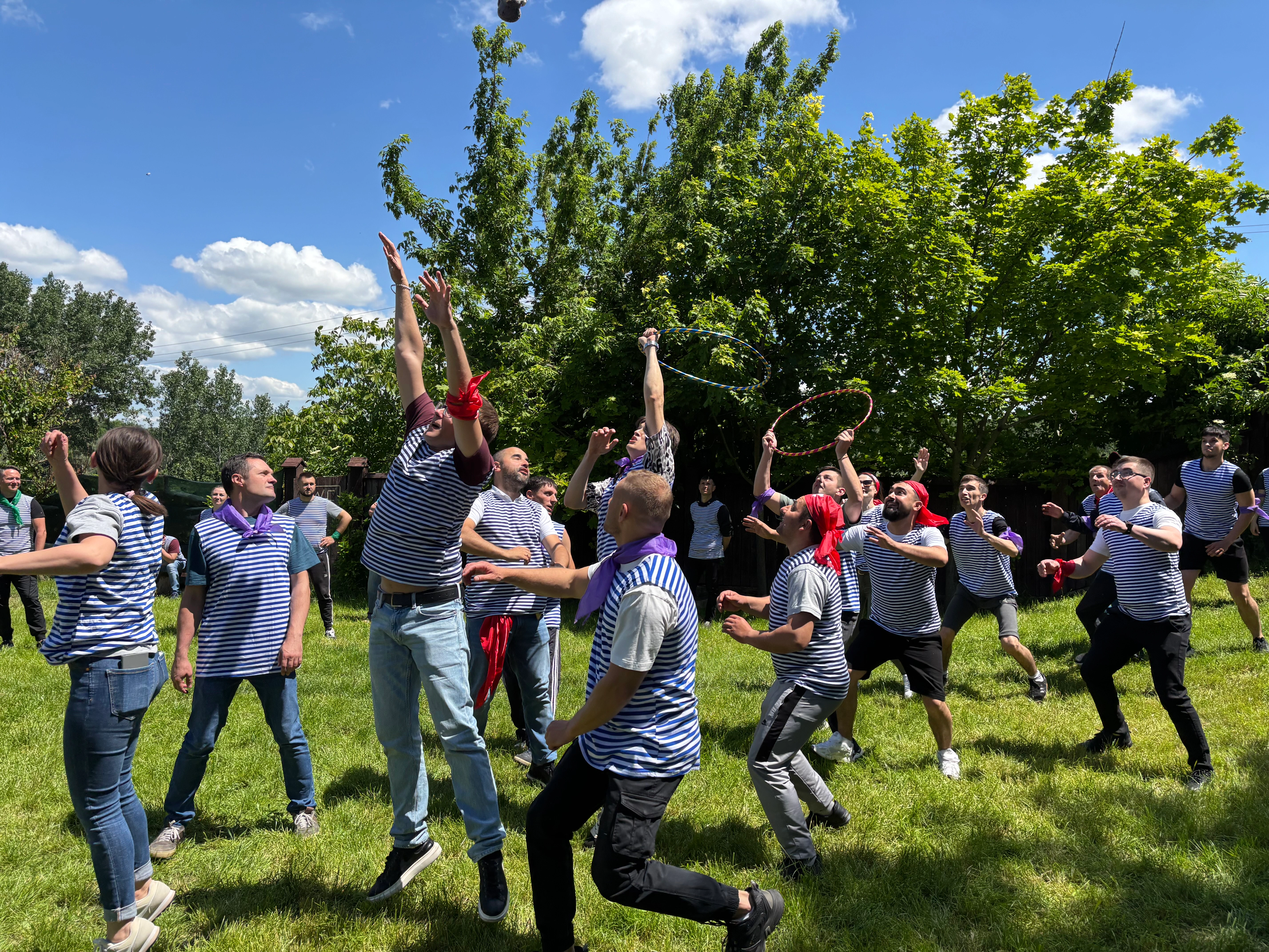 Participanți în acțiune într-un joc de strategie și viteză în cadrul teambuildingului Misiunea Comorii Furate